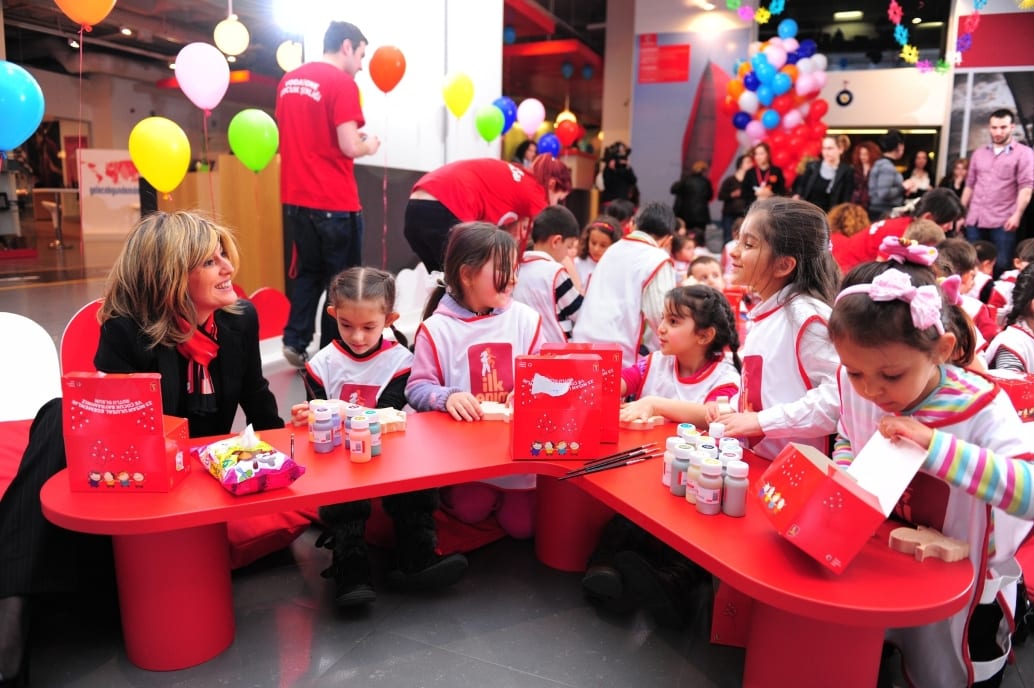 Vodafone icra kurulu çocuklarla boyama yaptı